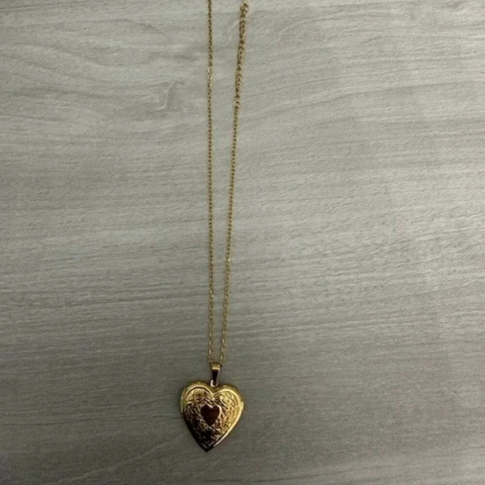 Stainless steel Gold tone Heart Locket NWT - Picture 2 of 3